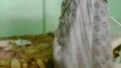 युवा लड़की उसकी सबसे अच्छी प्रेमिका के पिता द्वारा टक्कर लगी हो जाता सेक्सी फिल्म करने वाला है