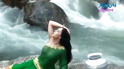 नग्न वर्जिन प्रकृति पर आराम कर माधुरी दिक्षित की सेक्सी फिल्म रहा है (प्रेमकाव्य की 15 तस्वीरें)
