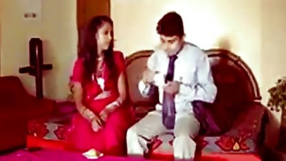 बॉस fucks सेक्सी फिल्म करने वाली अपने सचिव पर उसके जन्मदिन