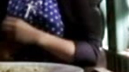 चीख़ का आदमी है सेक्सी फिल्म वीडियो में दिखाओ मुश्किल टक्कर लगी है बंधे काले बाल वाली