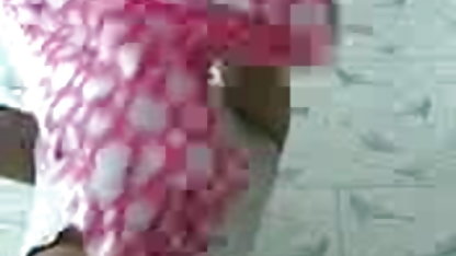 बालकनी हिंदी फिल्म की सेक्सी पर पिंक ड्रेस में