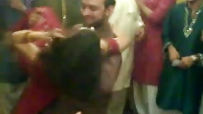 स्कूल में बेबी बॉलीवुड फिल्म सेक्सी वीडियो विवाद को उजागर