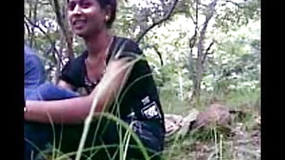 काले बाल वाली सेक्सी वाला फिल्म बनाता है के दर्पण पर कामुक चित्र
