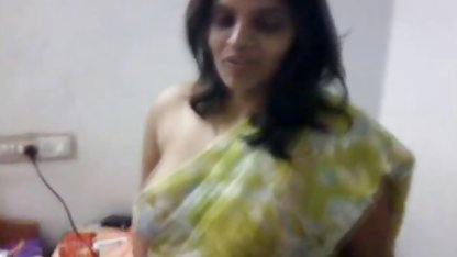 Busty काले बाल वाली दिया खुद को फुल सेक्सी फिल्म चाहिए उसके उद्धारकर्ता