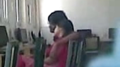 स्ट्राबेरी जानवर वाला सेक्सी फिल्म वीडियो में शॉल के साथ एक फोटो में डिफिलेंट ड्रेस