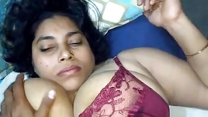 सुंदर लड़की के साथ सेक्सी फिल्म सेक्सी छेदा निपल्स (प्रेमकाव्य)