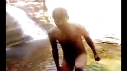 आदमी fucks एक युवा गांठ और उसके गर्म सौतेली माँ सेक्सी वीडियो फिल्म का
