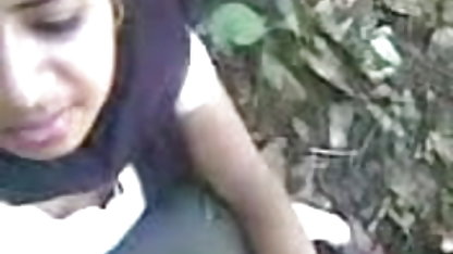 बिल्ली का बच्चा बिस्तर पर मामूली lasses (15 प्रेमकाव्य की सेक्सी हिंदी मूवी एचडी तस्वीरें)