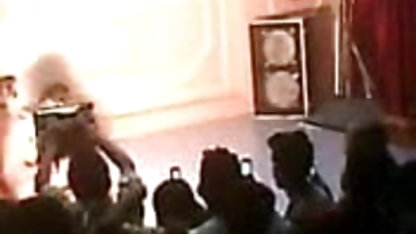 कामुक सेक्सी फिल्म दिखाएं वीडियो पर के छत के एक busty वेश्या
