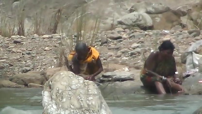 वह खेसारी लाल यादव का सेक्सी फिल्म हस्तमैथुन करता है और अपनी हथकड़ी पीता है