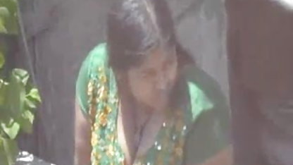 वह पूल में अपने पैर साउथ की सेक्सी फिल्म फैलाता है और कड़ी मेहनत से हस्तमैथुन करता है