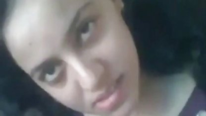 मुस्कुराते हुए नग्न युवा लड़की के साथ एक शानदार बट सेक्सी फिल्म देना