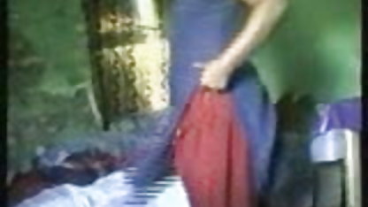 चीनी इंग्लिश पिक्चर वीडियो में सेक्स seduces पर एक काले सोफे